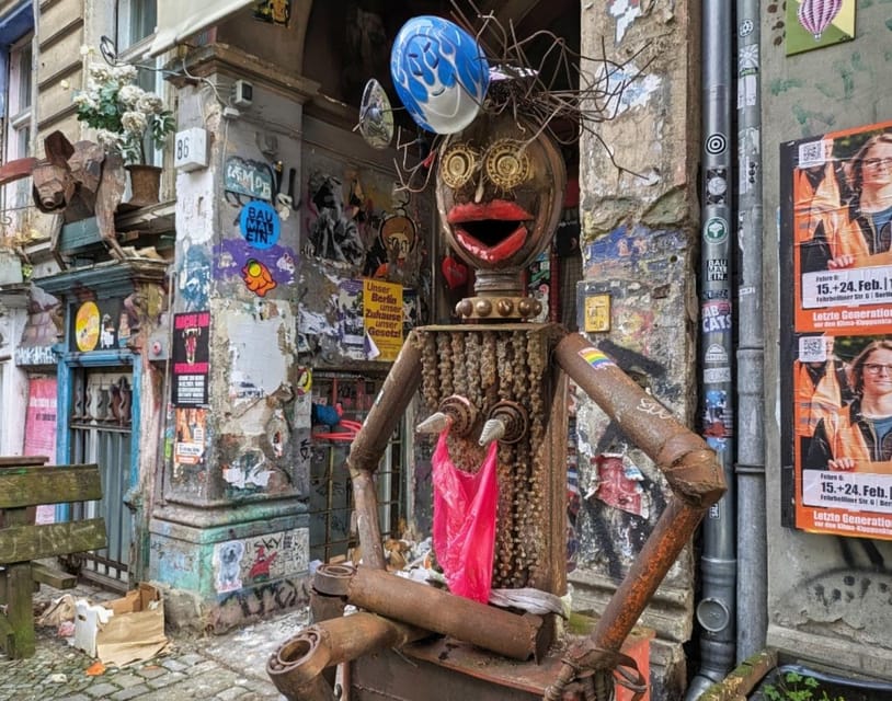 Alternative Berlin / Street art tour - Private group - The Kiez stops and the everyday city