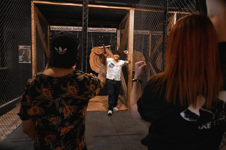 AXE THROWING EXPERIENCE IN BERLIN - The private-lane setup and group size