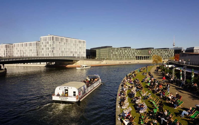 Berlin: 1-Hour Boat Tour with Bilingual Live Guide - A one-hour introduction to Berlin from the Spree