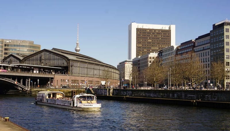Berlin: 1-Hour Boat Tour with Bilingual Live Guide - Museum Island from a river-level view