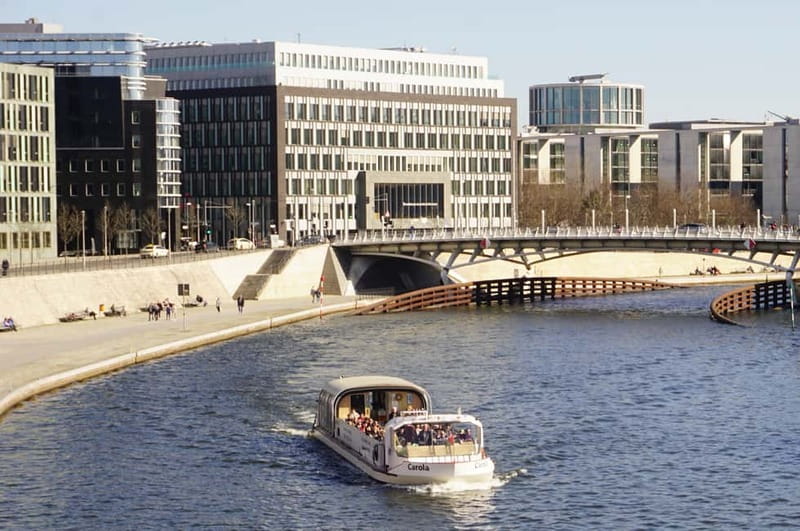 Berlin: 1-Hour Boat Tour with Bilingual Live Guide - The Reichstag and the government district