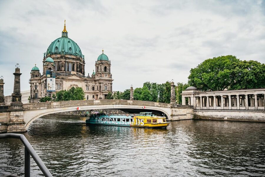 Berlin: 1-Hour City Sightseeing Cruise - Mühlendammschleuse and the old Nikolaiviertel