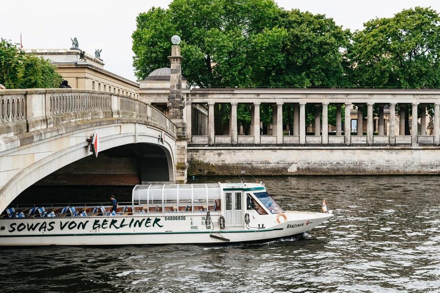 Berlin: 1-Hour City Sightseeing Cruise - What the boat is like during the hour