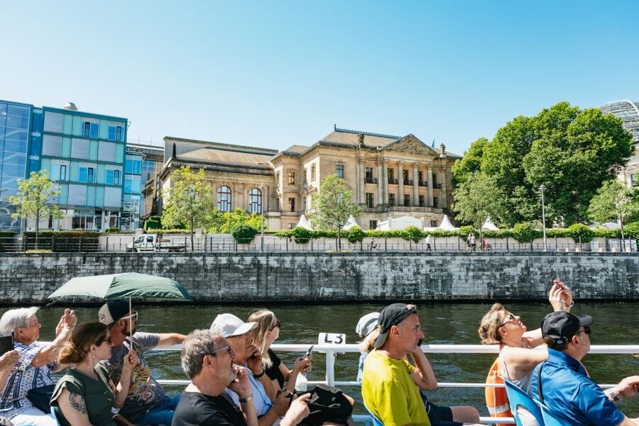Berlin: 1-Hour City Tour by Boat with Guaranteed Seating - The Reichstag, Hauptbahnhof, and House of World Cultures