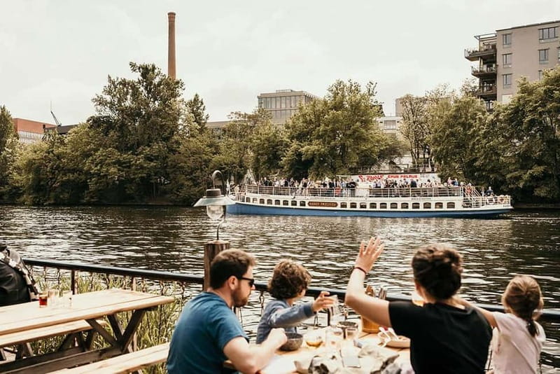 Berlin: 2.5-Hour Beer & Sunset Sightseeing Boat Cruise - Starting at Alte Börse