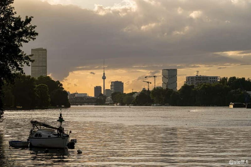 Berlin: 2.5-Hour Beer & Sunset Sightseeing Boat Cruise - Holzmarkt, East Side Gallery, and Berlin’s creative east