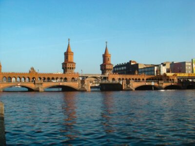 2.5-Hour East Side Boat Cruise with Commentary