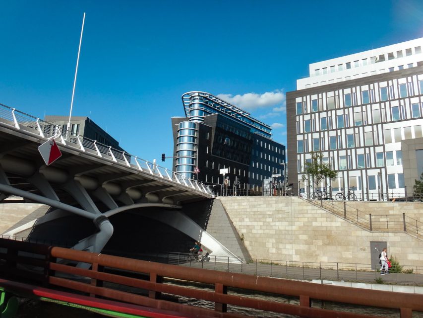 Berlin: 2.5-Hour East Side Boat Cruise with Commentary - Commentary, seating, and service aboard
