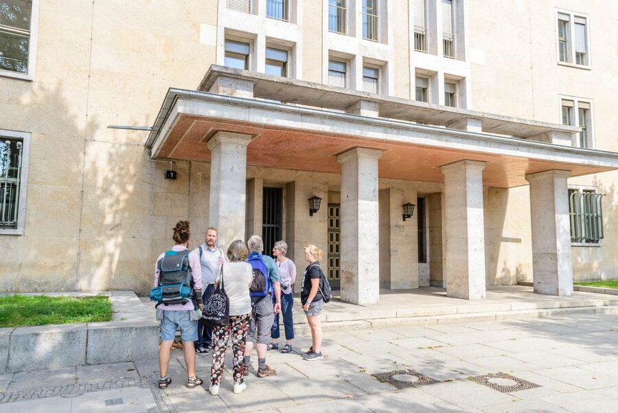 Berlin: 2.5-Hour Walking Tour through Kreuzberg 61 - Riehmers Hofgarten and the art of looking up