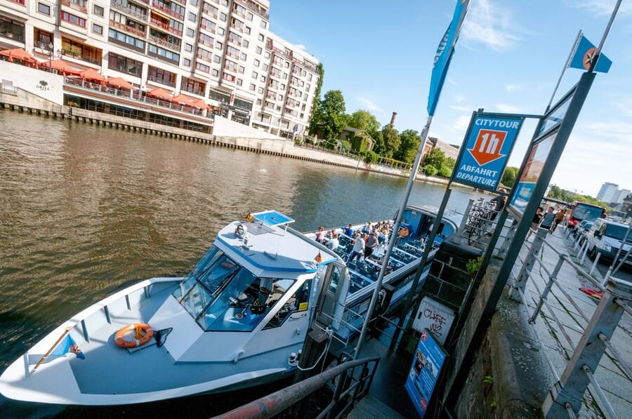 Berlin: 3.25-Hour Spree & Landwehrkanal Boat Tour - Museum Island and the government district