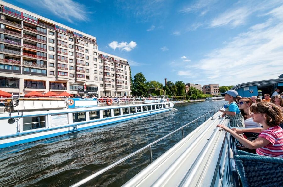 Berlin: 3.25-Hour Spree & Landwehrkanal Boat Tour - Seating, weather, and the three-hour pace