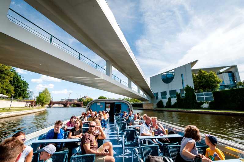 Berlin: 3.25-Hour Spree & Landwehrkanal Boat Tour - Food, drinks, and onboard service