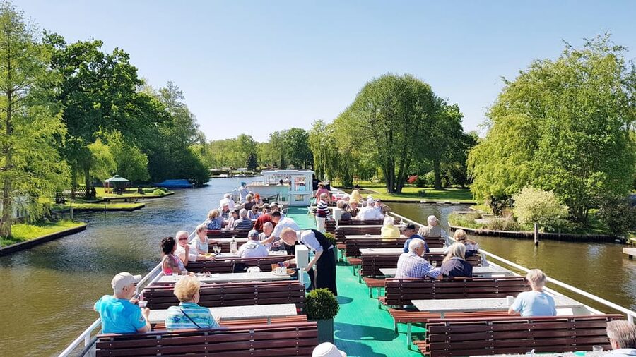 Berlin: 3.5-Hour Sightseeing Cruise on the Spree River - Charlottenburg Lock and the palace view