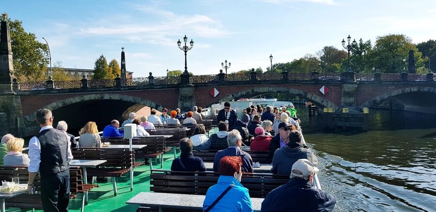 Berlin: 3.5-Hour Sightseeing Cruise on the Spree River - Humboldt Harbour and the northern port route