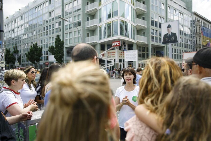 Berlin: 4-Hour Guided Highlights Tour in Spanish - Key points at a glance