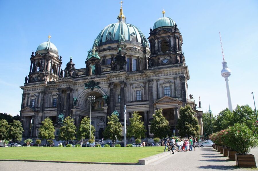 Berlin: 4-Hour Guided Highlights Tour in Spanish - Gendarmenmarkt and the planned photo stop