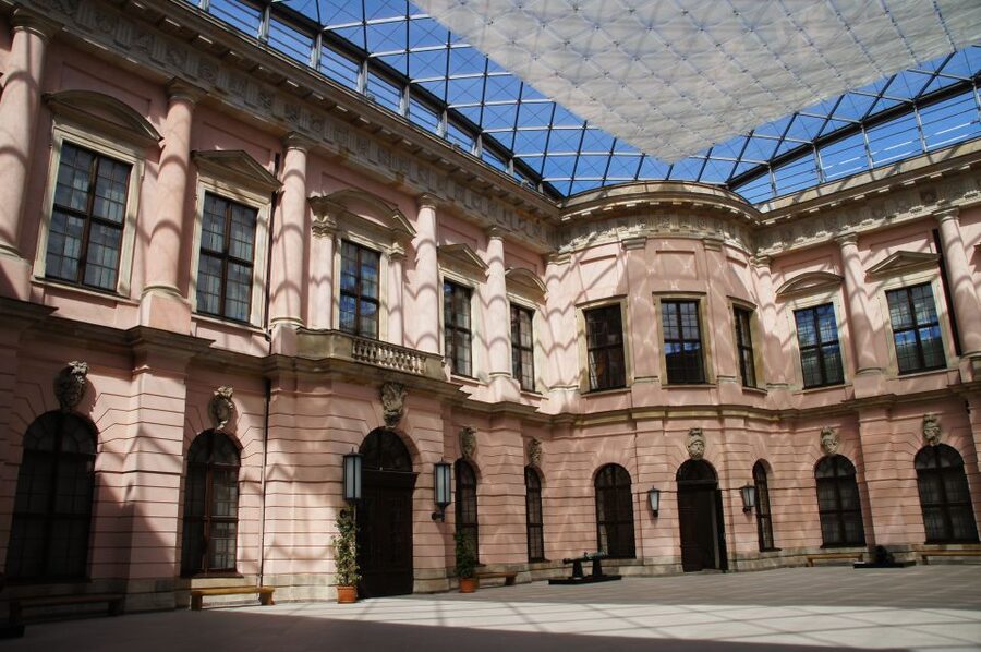 Berlin: 4-Hour Guided Highlights Tour in Spanish - The Wall, divided Berlin, and everyday life