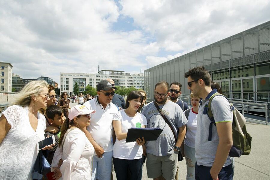 Berlin: 4-Hour Guided Highlights Tour in Spanish - Potsdamer Platz and the Brandenburg Gate