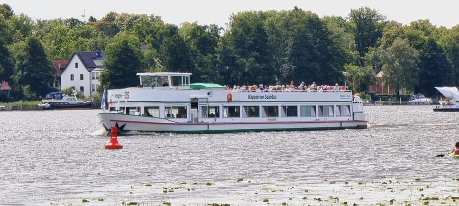 Berlin: 7 Lakes Boat Tour through the Havel Landscape - Wannsee, villas, and difficult history