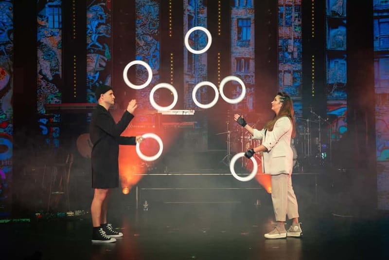 Berlin: "90s Forever - Hits & Acrobatics" - Varieté Show - Acrobatics that make the songs visual