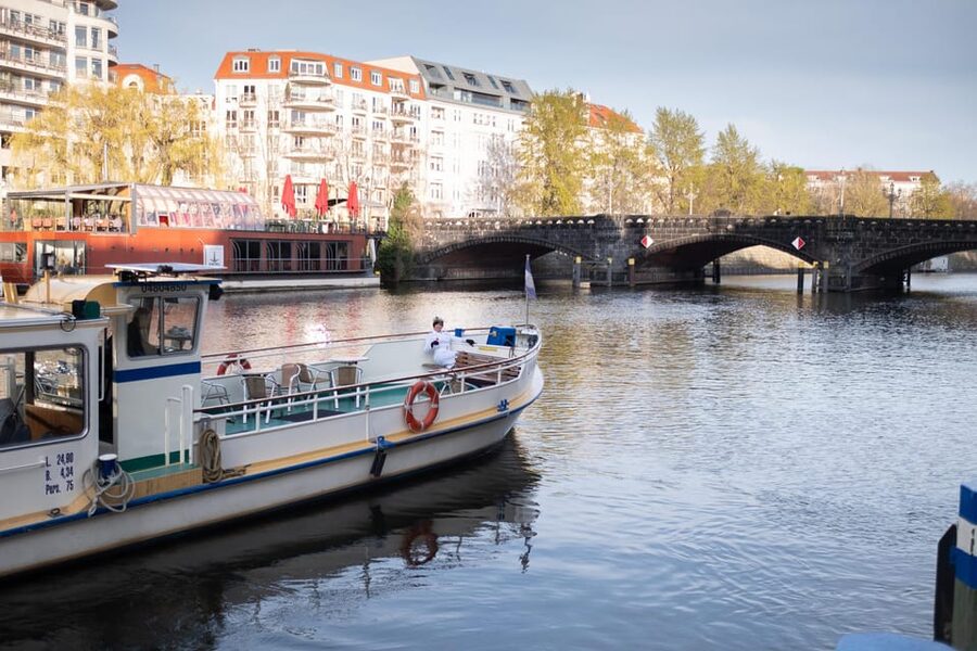Berlin: Audrey Ahoi! Spree cruise with drag queen (HOL) - Museum Island, Nefertiti, and the Nikolai Quarter