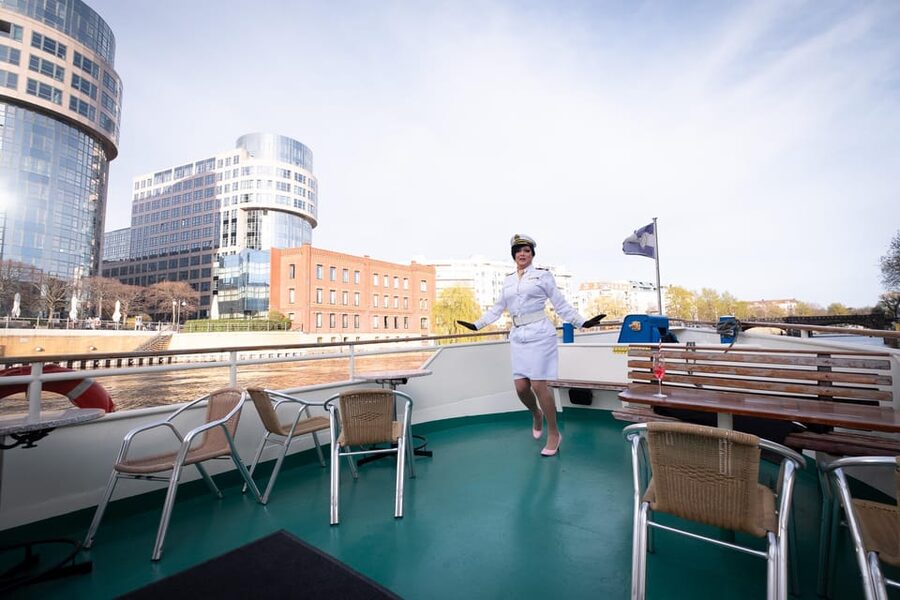 Berlin: Audrey Ahoi! Spree cruise with drag queen (HOL) - Comedy, drag, and bilingual guiding