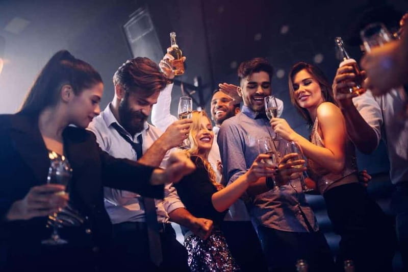 Berlin Bachelor(ette) Party with Night PubCrawl - Meeting locals and other groups along the route
