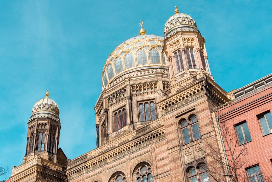 Berlin: Backyards of Berlin 2-Hour Tour - Guide style, language, and timing