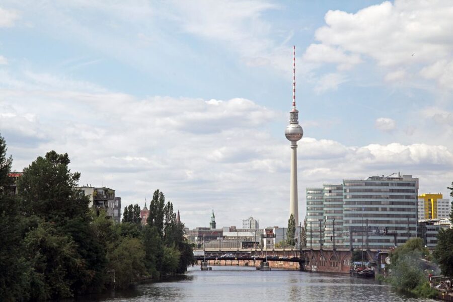 Berlin: Berlin Wall and the Cold War Walking Tour - How the guides shape the experience