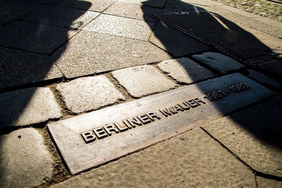 Berlin: Berlin Wall Tour Berlin East West - Why the Berlin Wall still feels close