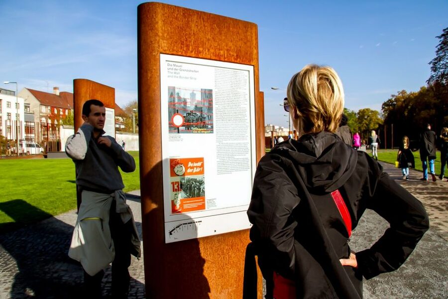 Berlin: Berlin Wall Tour Berlin East West - Following Berlin’s most famous Wall street