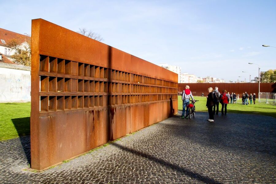 Berlin: Berlin Wall Tour Berlin East West - The death strip and the watchtower
