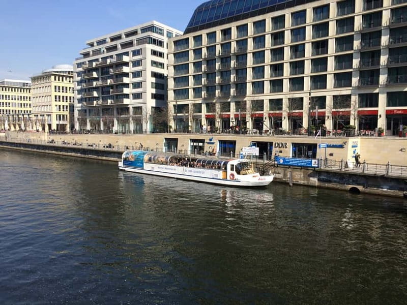 Berlin: Boat Sightseeing Cruise with Audioguide - Friedrichstrasse, bridges, and the Reichstag