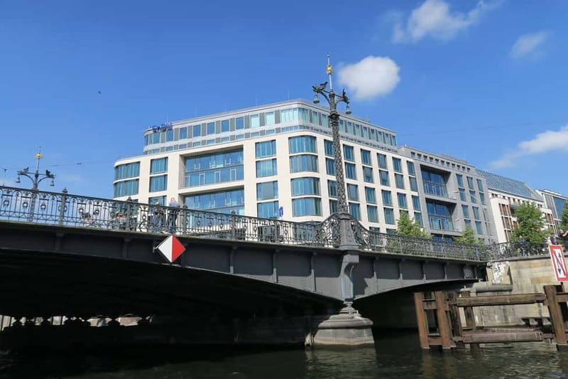 Berlin: Boat Sightseeing Cruise with Audioguide - Hauptbahnhof and the government district