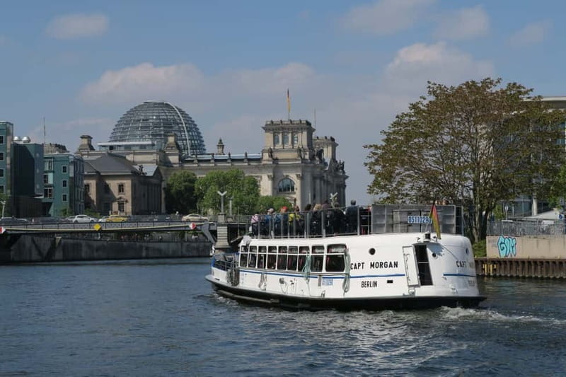 Berlin: Boat Sightseeing Cruise with Audioguide - Commentary, seating, and the onboard atmosphere