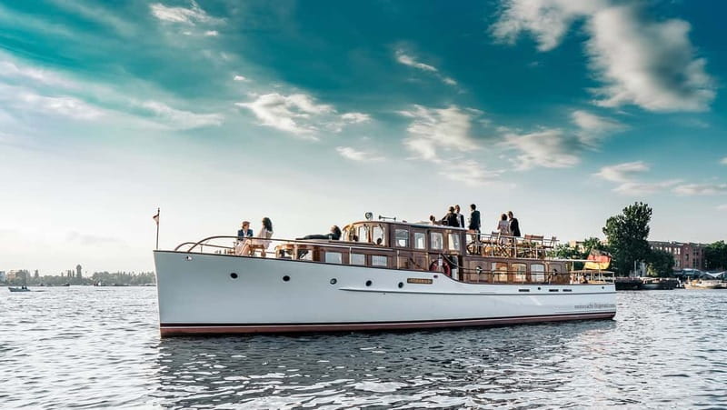Berlin: Boat Sightseeing Tour on Electric Motor Yacht - Choosing the best seat on board