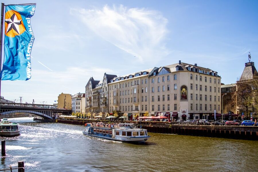 Berlin: Boat Tour Along the River Spree - Food, drinks, and onboard comfort