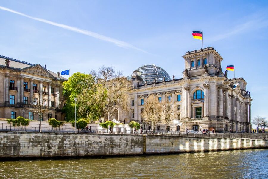Berlin: Boat Tour Along the River Spree - From Friedrichstrasse to the government quarter