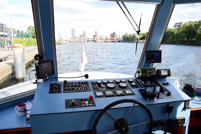 Berlin Capital 4-Course Sunset Dinner Cruise Including Drinks - The atmosphere: intimate, but not silent