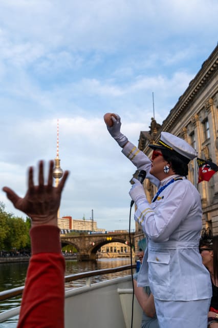 Berlin: Christmas cruise on the Spree with drag queen Audrey. - Practical details before you book