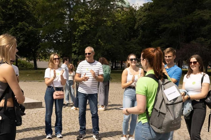 Berlin: City tour - Best of Berlin - Walking Unter den Linden toward the old city