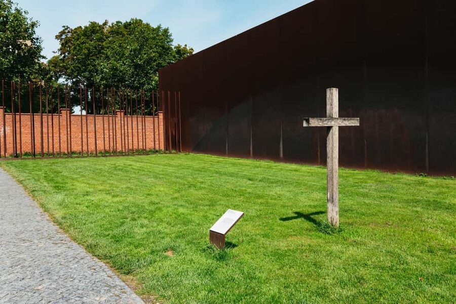 Berlin: Cold War Walking Tour on Berlin Wall Route - Private and small-group choices