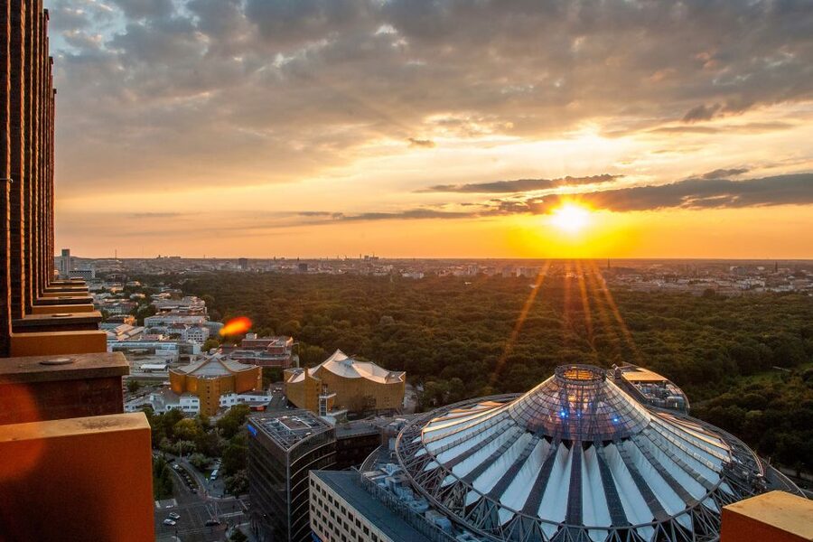 Berlin: Combo-Ticket for Panoramapunkt with Crémant at Café - The 20-second ride to the 24th floor
