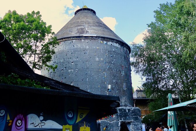 Berlin Craft Beer & Cultural Tour With Snack - Guides who make the history easy to follow
