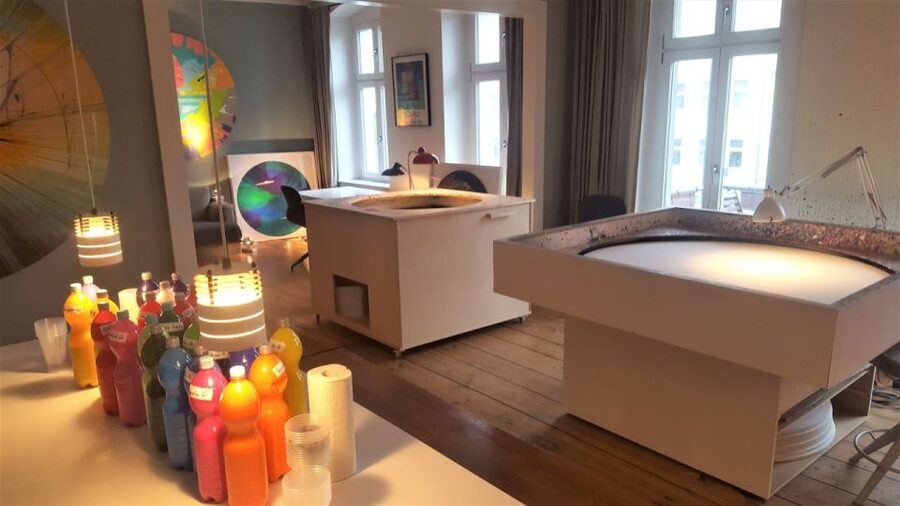 Berlin: Create Your Own Spin Painting at Jans Echternacht - How the spinning canvas works