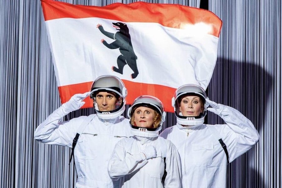 Berlin: Die Stachelschweine-Steglitz, wir haben ein Problem! - The tone: sharp, musical, and a little nasty