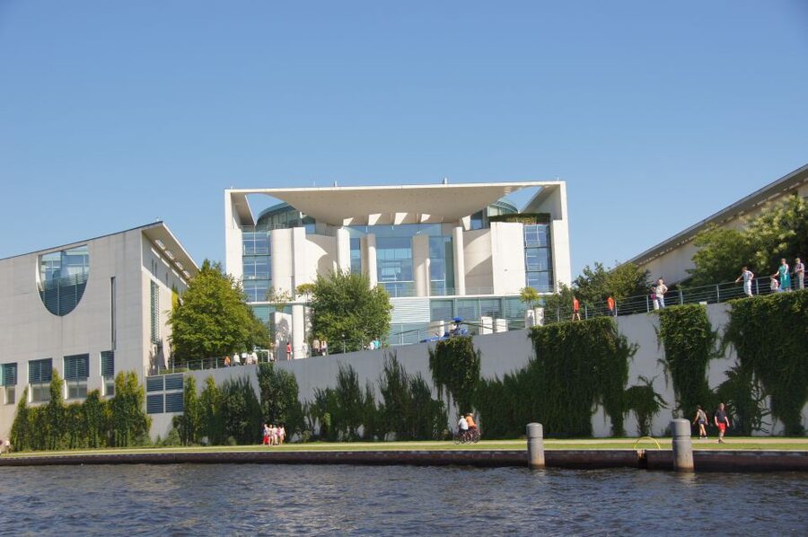 Berlin: Dinner Cruise on the Spree with Prosecco - A dinner cruise that shows Berlin at its best hour