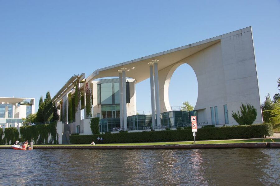 Berlin: Dinner Cruise on the Spree with Prosecco - Choosing between the three-course and four-course dinners
