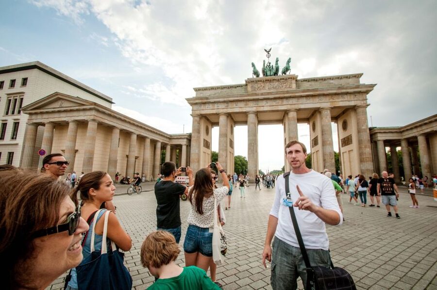 Berlin: Discover Berlin Walking Tour - Museum Island, Berlin Cathedral, and Palace Square