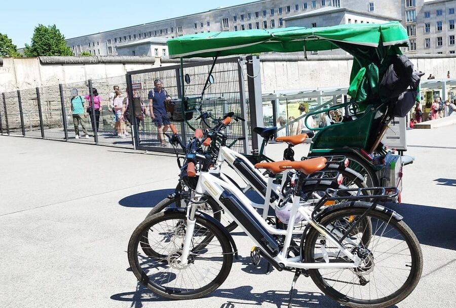 Berlin (E)Bike Tour Historical Highlights in Small groups - Potsdamer Platz and the Berlin Wall